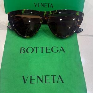 Bottega Veneta Tortoiseshell Cat-Eye Sunglasses with Brown Lenses